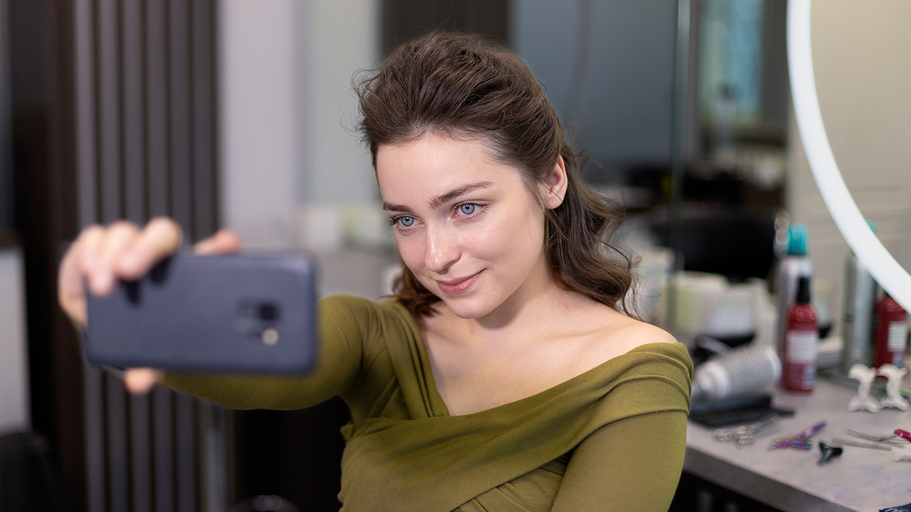Girl using Sephora’s Virtual AR